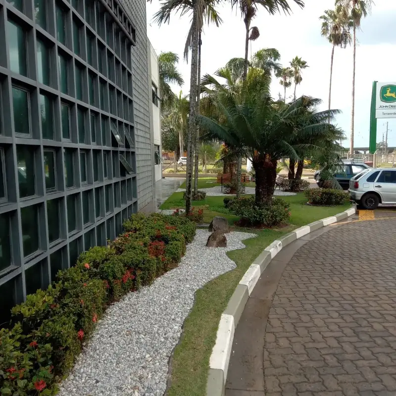 Área paisagística empresarial representando atendimento em Amparo